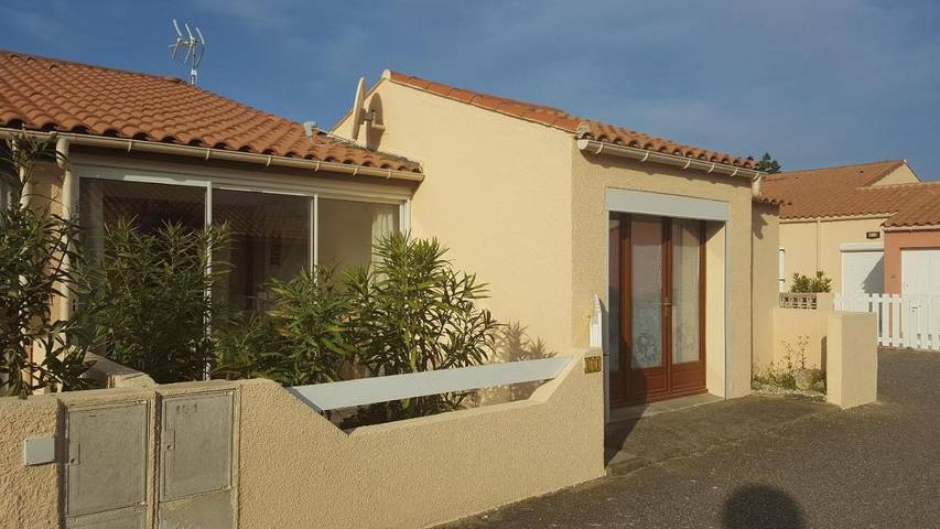 Ferienhaus für 4 Personen, mit Terrasse und Pool in Les Ayguades