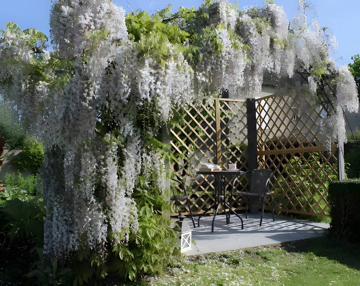 Bed and Breakfast 'Entre Mer Et Terre - Chambre' with Shared Garden and Wi-Fi in Bazenville, Bayeux region
