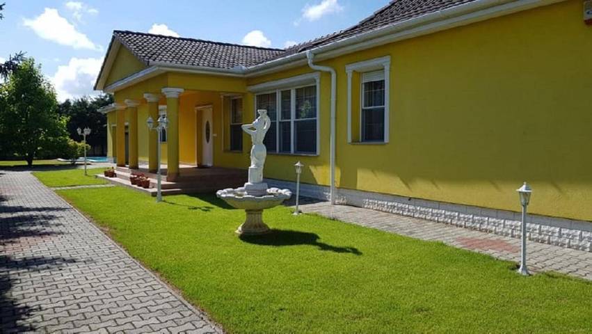 Apartament wakacyjny dla 6 osób, z basen i jacuzzi oraz ogród w Debreczyn