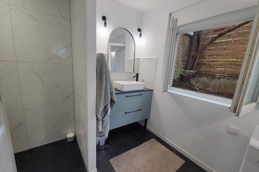 Apartamento entero, Large T2 near Poitiers train station, 12-minute drive from Futuroscope in Buxerolles, Vienne