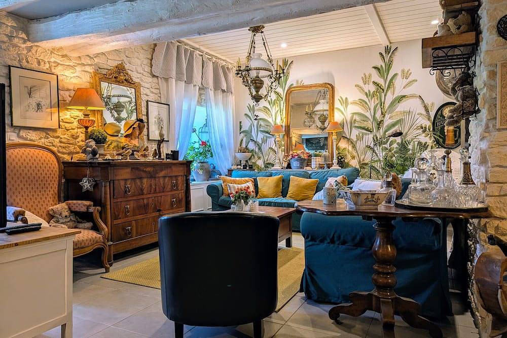 Casa de huéspedes renovada con cena en el campo altiligeriano in Saint-Victor-sur-Arlanc, Parque Natural Regional Livradois-Forez