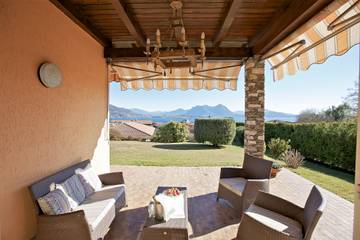Location de vacances pour 7 personnes, avec jardin ainsi que terrasse et vue sur le lac, animaux acceptés dans Baveno