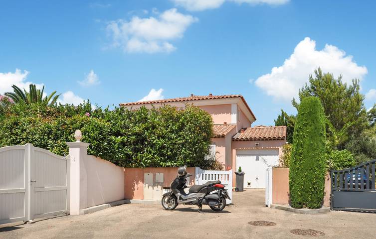 Location de vacances pour 8 personnes à La Roquette-sur-Siagne