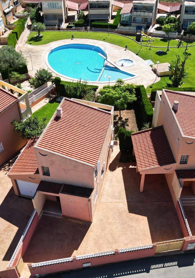Chalet para 8 personas, con jacuzzi y piscina para niños además de piscina y jardín en Peñíscola