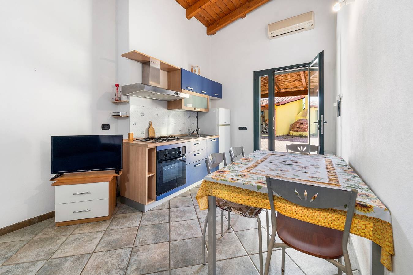 Casa de vacaciones Residencia Sulcis 6 con terraza compartida y A/C in Is Cuccus, Masainas