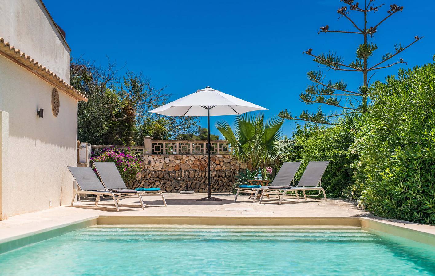 Oase am Strand mit Pool, Terrasse und AC in Cala Llombards, Santanyí