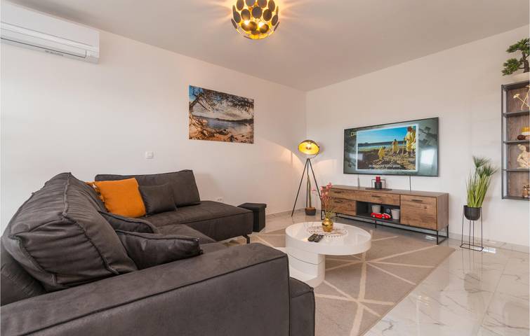 Ferienhaus für 8 Personen, mit Terrasse und Pool sowie Garten in Sukosan - 4