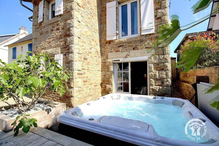 Gîte pour 10 personnes, avec jardin et terrasse ainsi que jacuzzi et sauna à Plestin-les-Grèves - 4
