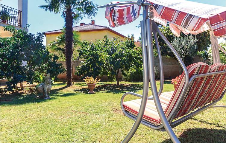 Ganze Ferienwohnung, Gemütliche Ferienwohnung mit Terrasse, WLAN und Parkplatz, nur wenige Schritte von den Sehenswürdigkeiten entfernt in Sisan, Südküste Istrien