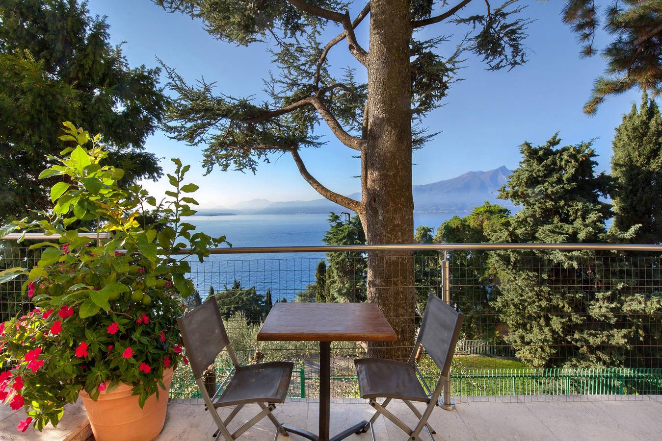 Villa Vista Lago With Pool in Torri del Benaco, Montañas Garda