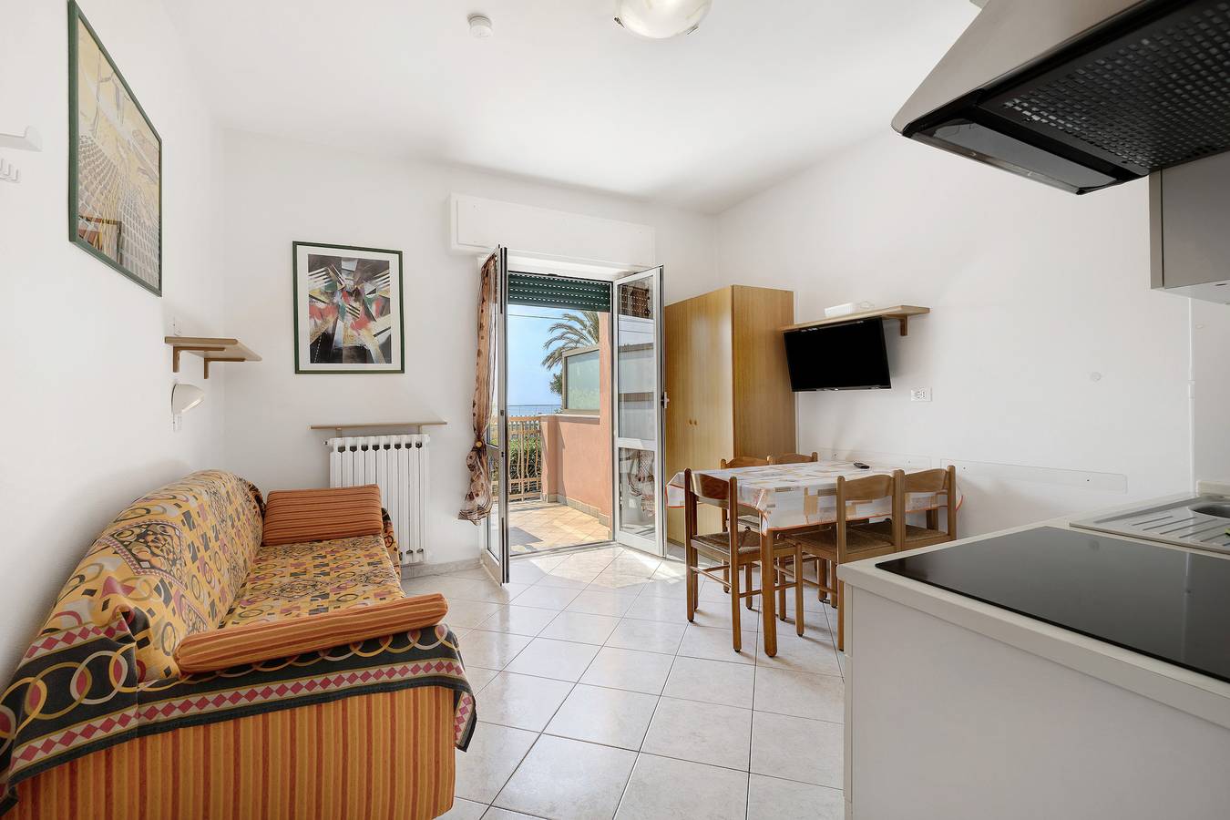 Appartamento intero, Appartamento per vacanze "Numero 14" con vista mare, balcone e Wi-Fi in Pietra Ligure, Comune di Pietra Ligure