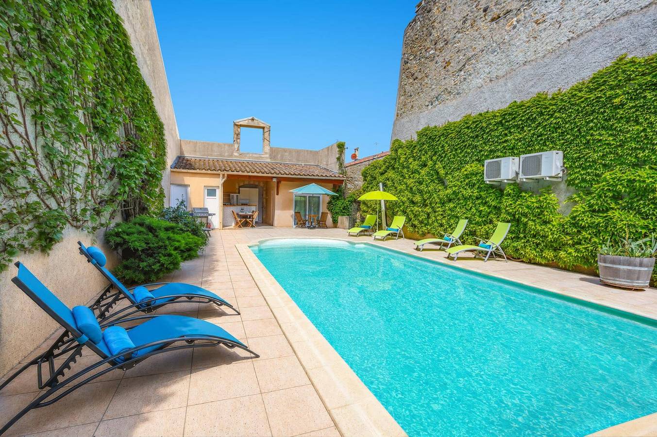 Villa De La Cloche by Villa Plus in Pouzolles, Costa mediterránea (Francia)
