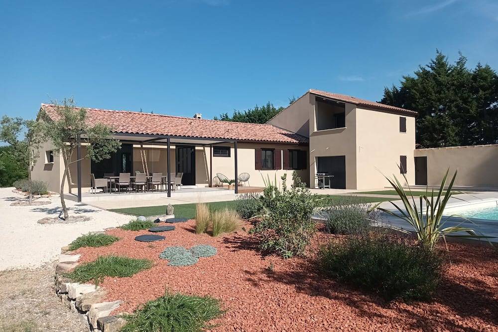Villa 12 pers, air-conditioned, 4x10 pool, poolhouse, in the countryside but not isolated. in Orange, Vaucluse