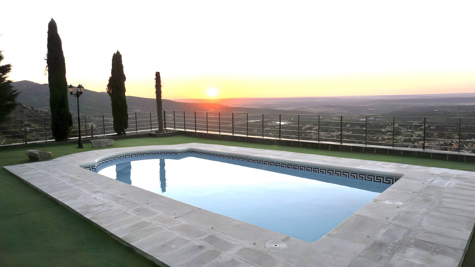 Villa 'Los Ángeles' mit Seeblick, privatem Pool und Wlan in El Espinar, Segovia Provinz