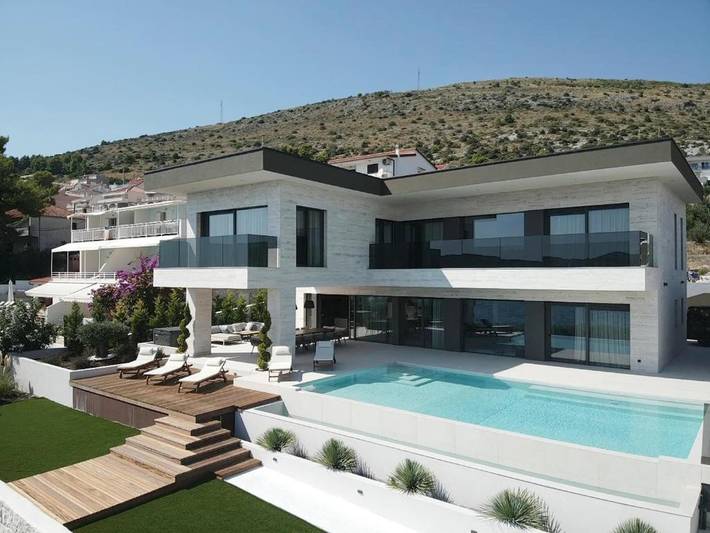 Villa für 10 Personen, mit Pool und Terrasse sowie Garten, mit Haustier in Trogir