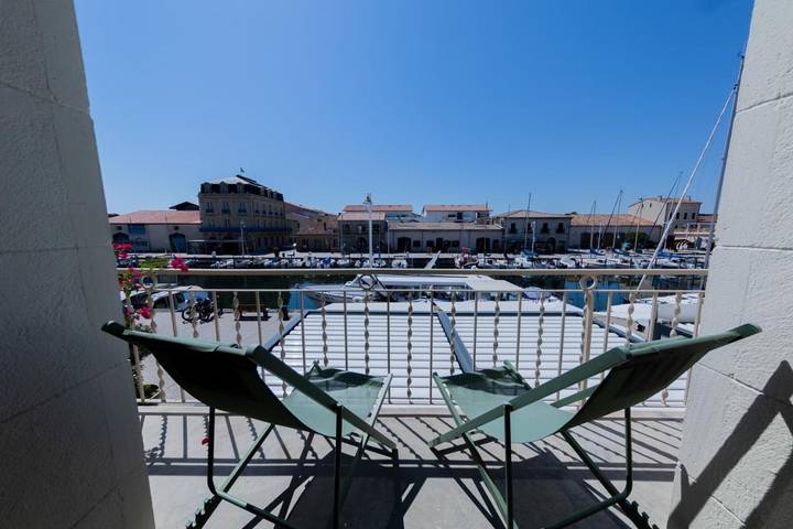 Gîte pour 4 personnes, avec vue ainsi que vue sur le lac et terrasse dans Port De Marseillan - 2