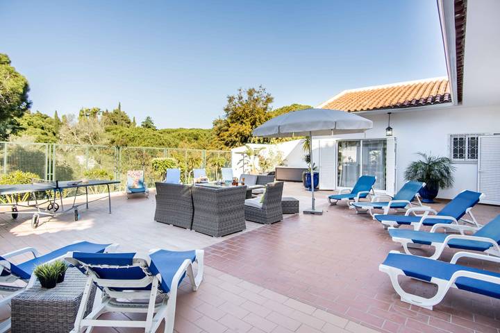 Villa 'Villa Patio' met Privéterras, Wi-Fi en Airconditioning in Albufeira e Olhos de Água, Faro District