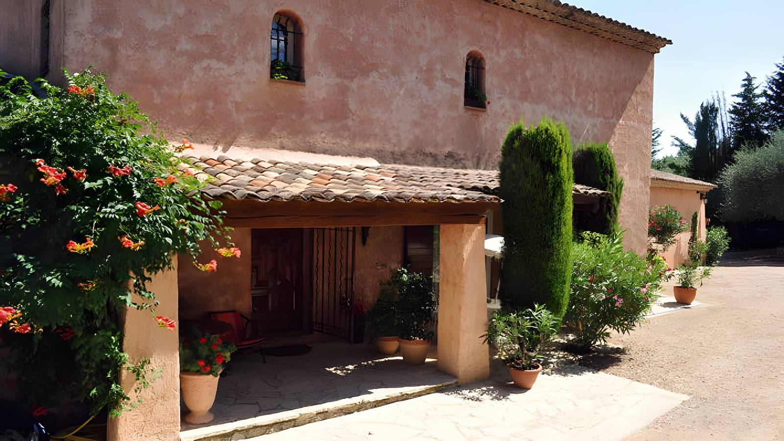 Bed and Breakfast 'Lou Souleù' with Shared Terrace, Wi-Fi and Air Conditioning in Le Rouret, Cannes region