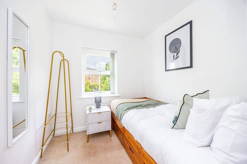 Entire apartment, Spacious 3 Bedroom Home  - Near Heathrow/Windsor in Slough, Berkshire