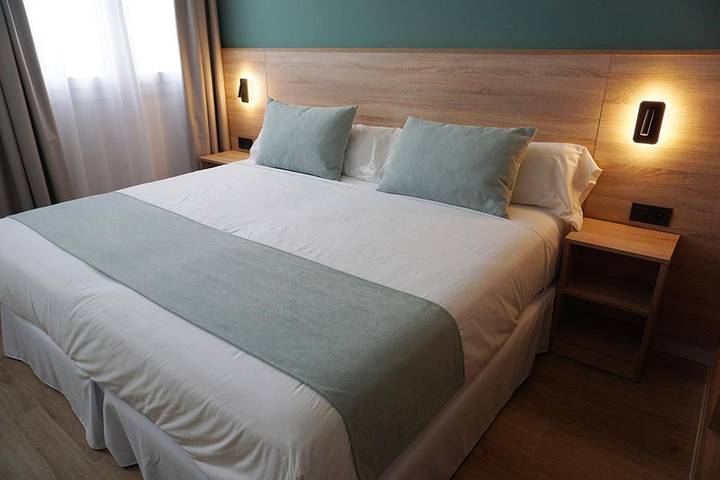 Hotel para 3 personas, con terraza y piscina - 1