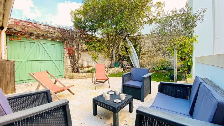 Gîte pour 8 personnes, avec jardin dans Plage De L Arnerault La Flotte