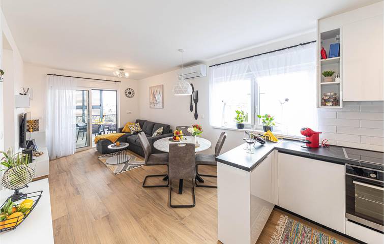 Apartamento vacacional entero, Acogedor apartamento cerca de Copa Cabana con terraza y aparcamiento in Trogir, Condado de Split-Dalmacia