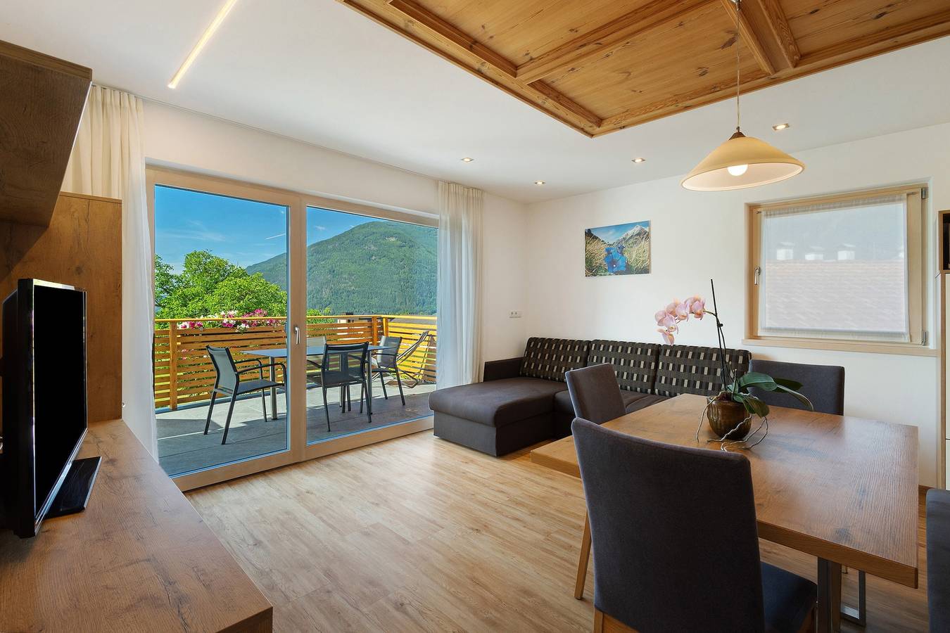 Ganze Wohnung, Ferienwohnung 'Enzian' mit Bergblick, Gemeinschaftsgarten und Wi-Fi in Raas, Natz-Schabs