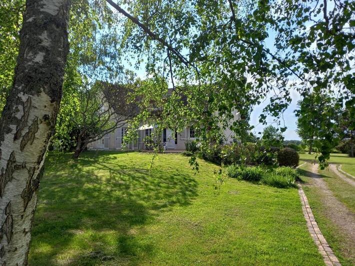 Location de vacances pour 15 personnes, avec terrasse ainsi que jardin et piscine dans Charny-Orée-de-Puisaye