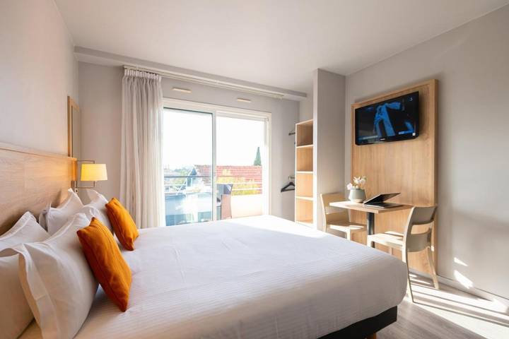 Location de vacances pour 3 personnes, avec piscine ainsi que jardin et vue à Le Cannet - 4