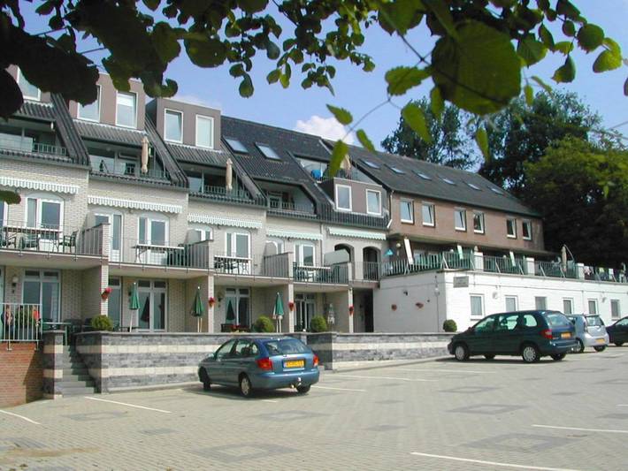 Gîte pour 14 personnes, avec Terrasse et Jacuzzi ainsi que Jardin et Sauna dans Noorbeek
