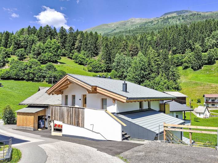 Ferienwohnung für 4 Personen, mit Garten und Terrasse in Fließ