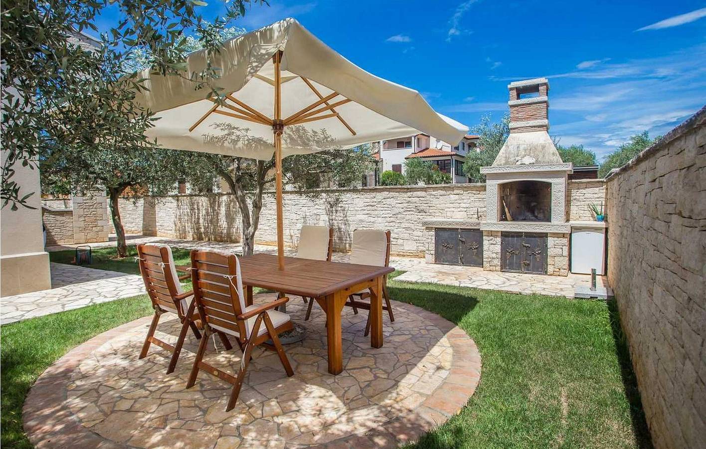 Charmant appartement met zwembad, vlak bij het strand en met moderne voorzieningen in Novigrad, Mareda