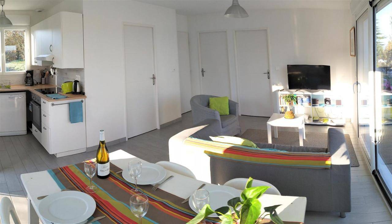 Two-Bedroom House in Saint-Martin-sur-Ocre, Région de Montargis
