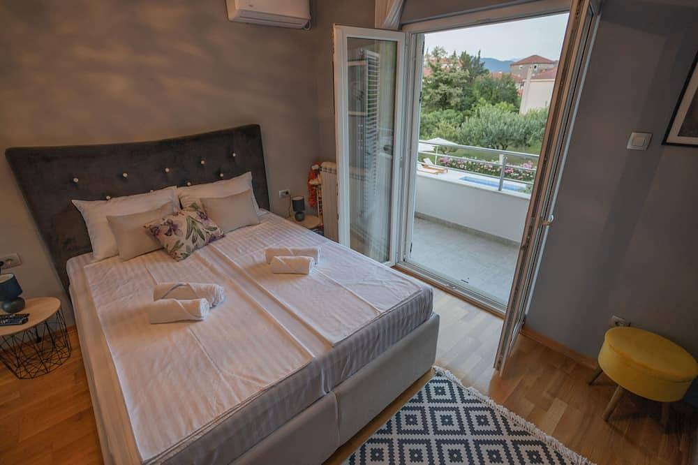 Captivating 4Bd Villa with Outdoor Pool and Garden in Podi-Sasovići, Montenegro
