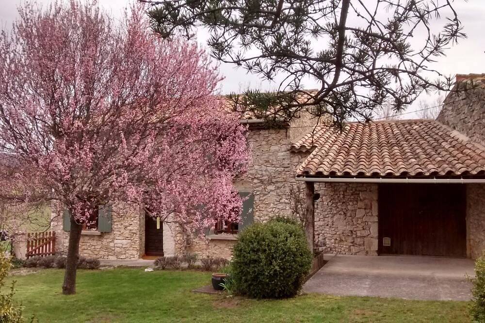 Kleine provenzalische Mas aus lokalem Stein, umgeben von Natur. in Monieux, Parc naturel régional du Mont-Ventoux