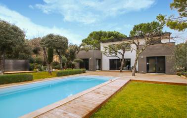 Location de vacances pour 10 personnes, avec jardin ainsi que piscine et terrasse à Suze-la-Rousse