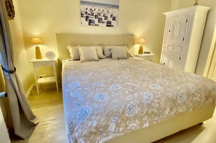 Ganze Wohnung, Exklusive, frisch sanierte Ferienwohnung strandnah m. Terrasse u. Meerblick Wlan in Rantum, Sylt (Gemeinde)