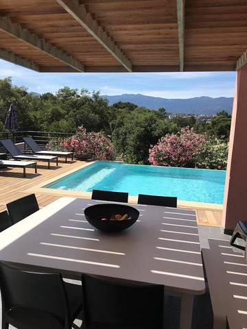 Villa pour 10 personnes, avec jardin ainsi que piscine et terrasse, animaux acceptés en Corse-du-Sud