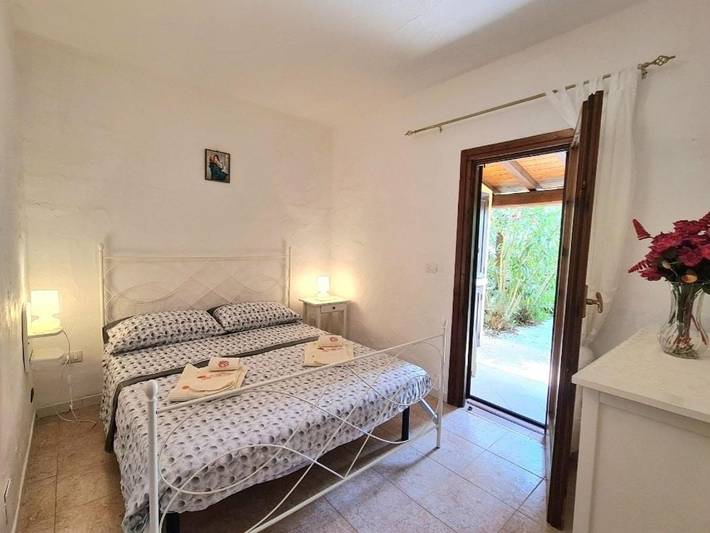 Gîte pour 6 personnes, avec terrasse ainsi que piscine et jardin dans Sole Ruiu