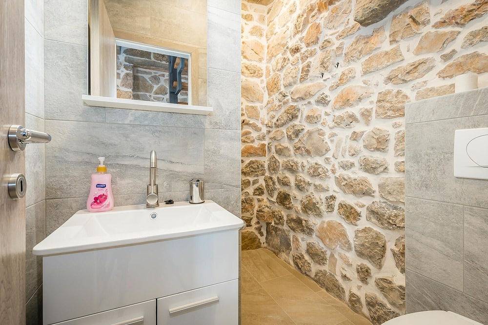 Amazing home in Drnis in Dalmatinisches Zagora