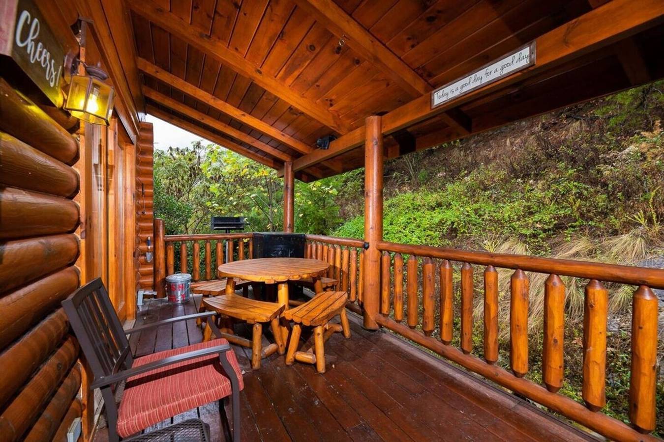 Entire apartment, Cozy Upscale Cabin w/Fireplace, Hot Tub  in Cove Creek Cascades, Sevier County