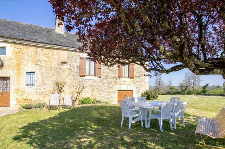 Gîte pour 6 personnes, avec jardin, animaux acceptés à Nadaillac
