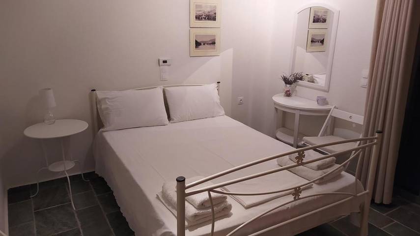 Gîte pour 2 personnes, avec jardin et vue dans Carystos - 2