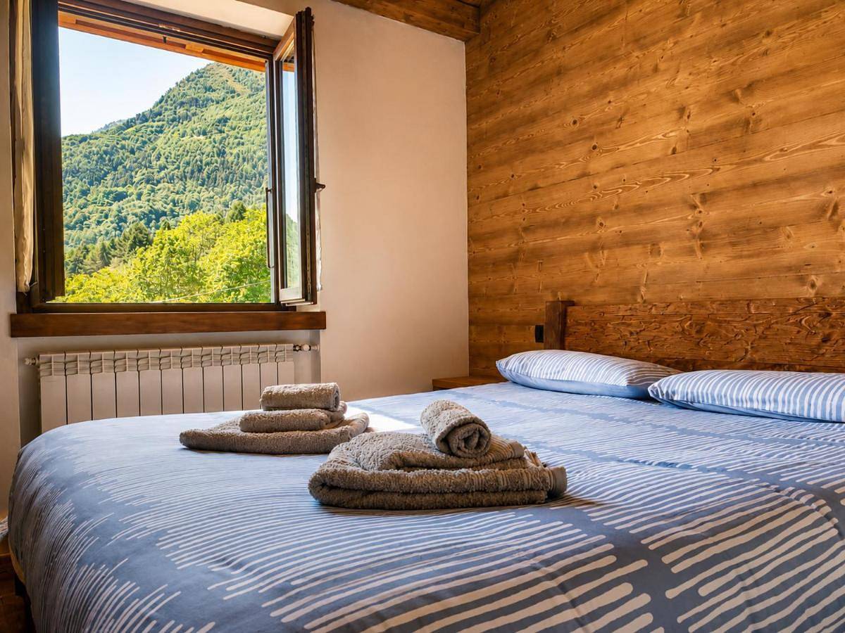 Skywood Chalet, Panoramic Mountain and Lake Views in Mello, Alpes de la Bernina