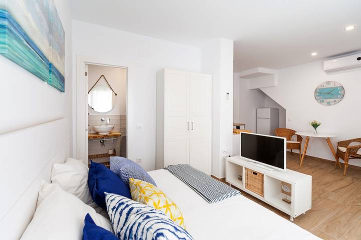 Apartamento inteiro, Apartamento estúdio moderno "Luna" no centro da cidade, perto da praia, com ar condicionado in Barbate, Costa de la luz