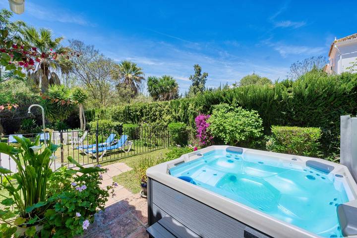 Finca für 12 Personen, mit Whirlpool und Balkon sowie Garten, kinderfreundlich in Estepona - 2
