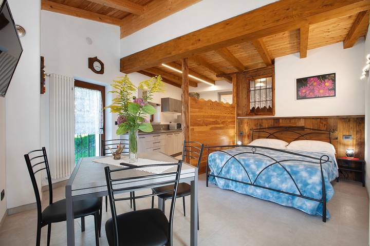 Ganze Wohnung, Einzimmerapartment 'Appartamento 2' mit Bergblick, Balkon und Wlan in Comune di Sarre, Walliser Alpen