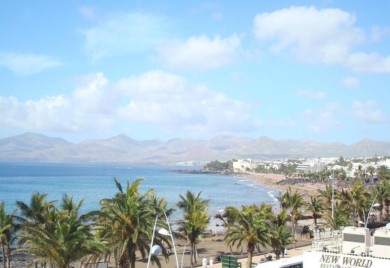 Apartamento entero, Apartamento vacacional 'El Quintero' con vistas al mar y a la montaña, balcón y Wi-Fi in Puerto del Carmen, Tías