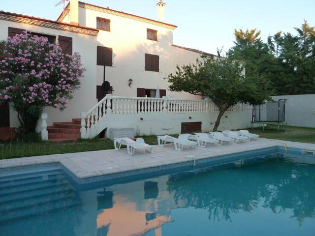 Cottage pour 21 personnes, avec piscine ainsi que vue et jardin à Coulobres