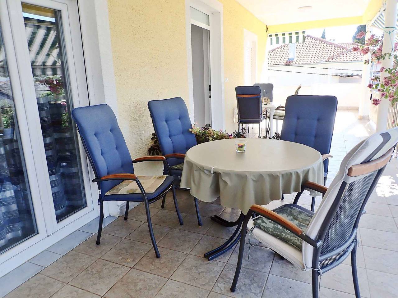 Ganze Ferienwohnung, Ferienwohnung mit Klimaanlage und Balkon in Starigrad Paklenica, Starigrad